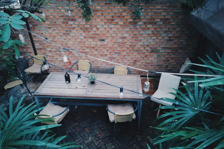 an outdoor dining area between two indoor outdoor rooms