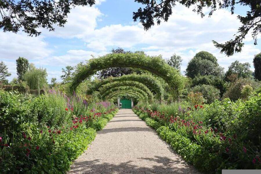 an arched pathway in Monet's gardens