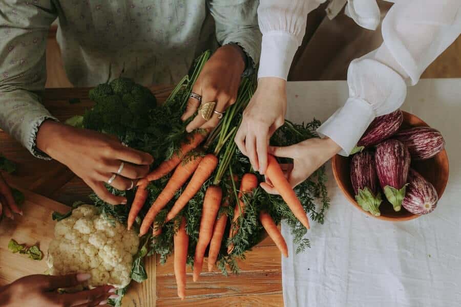 people cooking with carrots 1